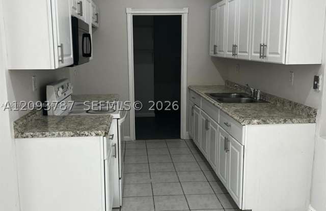 7221 SW 11th Ct Gallery 3