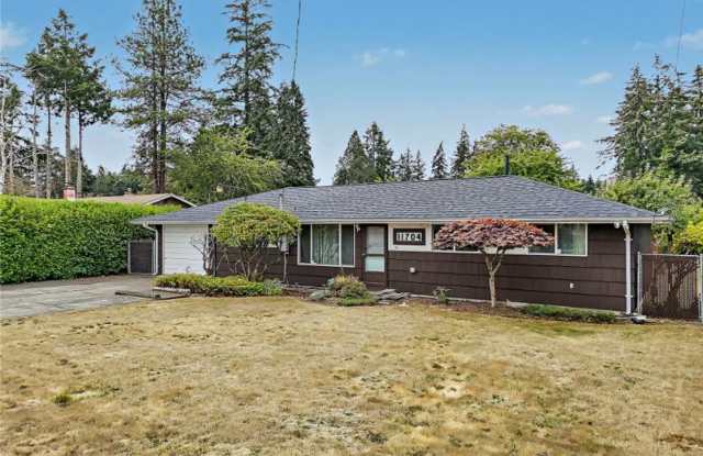 Spacious 3-Bedroom Rambler Near JBLM | Fully Fenced Yard & Bonus Living Room Gallery 3