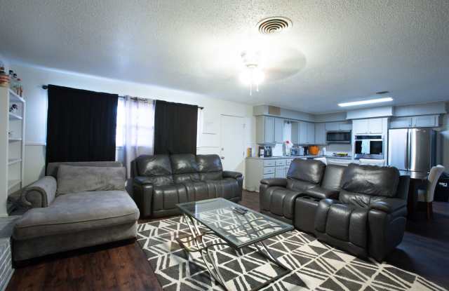 Beautiful 4 bedroom 2 bathroom house! photos photos