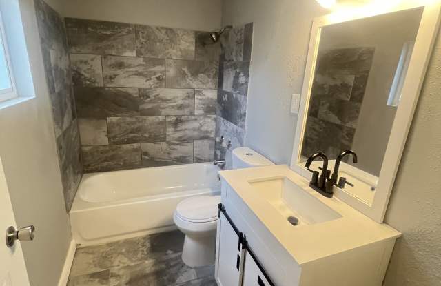 209 South Graham Street - 2 Gallery 4