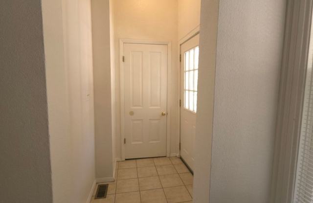 Spacious 4 Bed 2 Bath in Goss/Grove! Gallery 4