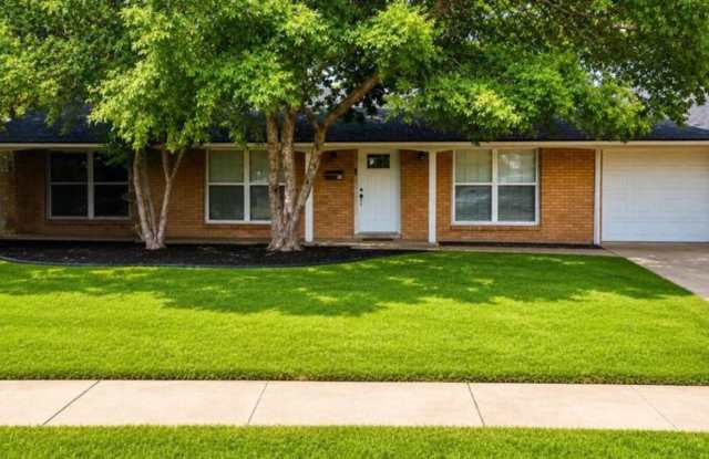 Located On A Quiet Cul-De-Sac! photos photos