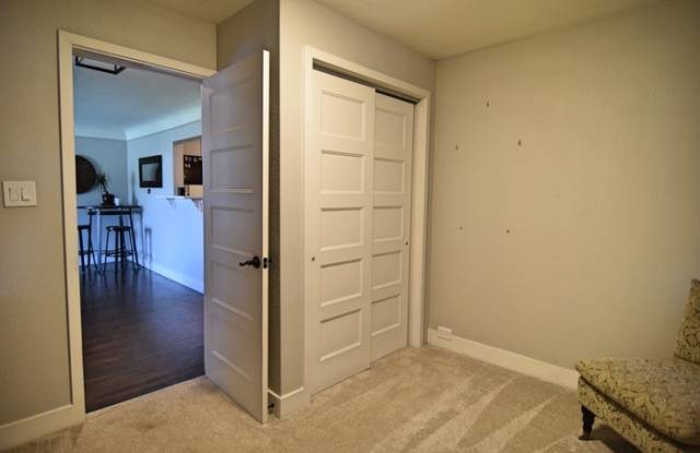 880 South Dale Court Gallery 3