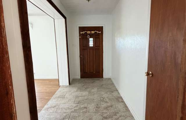 2406 W Broadview Street Gallery 3