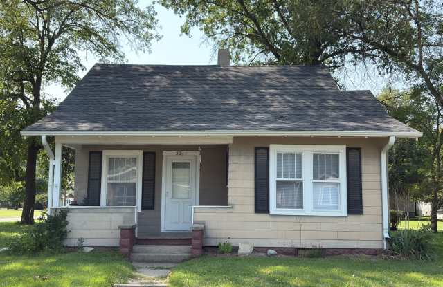 CRETE: Charming Home, 2 Stall Garage, Washer/Dryer Included Gallery 1