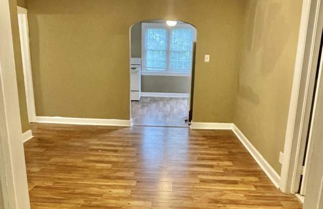 Renovated 2 Bedroom, 1 Bathroom Apartment Gallery 4