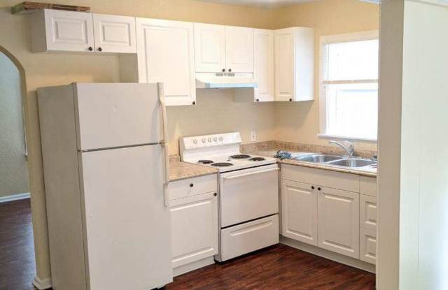 Newly Remodeled! Beautiful 2 bedroom/ 1 bath home / Laundry Room / Car Port Gallery 4
