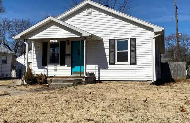 Remodeled 2 Bedroom W/ Fenced Yard and Basement photos photos