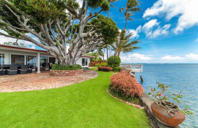 Oceanfront 4 bedroom, 3 bath in beautiful Aina Haina! Available March 24, 2025 for a Minimum of 30 Days. - 48 Niuiki Circle, East Honolulu, HI 96821