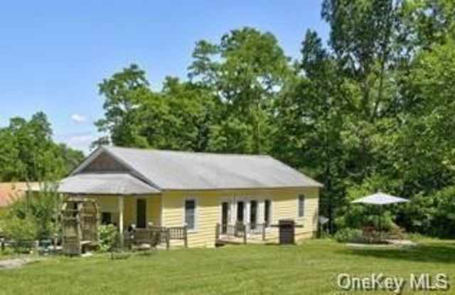 18 Stagecoach Lane - 18 Stage Coach Lane, Amenia, NY 12501