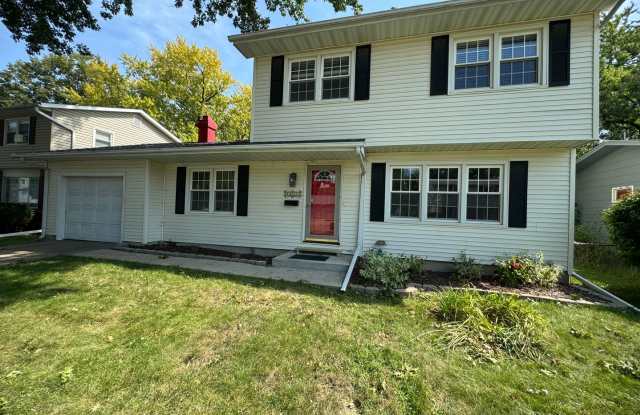 3 bed 1.5 bath home in Bettendorf! - 3011 Windsor Drive, Bettendorf, IA 52722