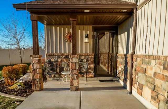 Beautiful end unit town home with garage Gallery 3