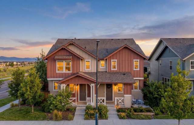 Stunning 2 bed/2.5 bath townhome w/2 car garage Gallery 1