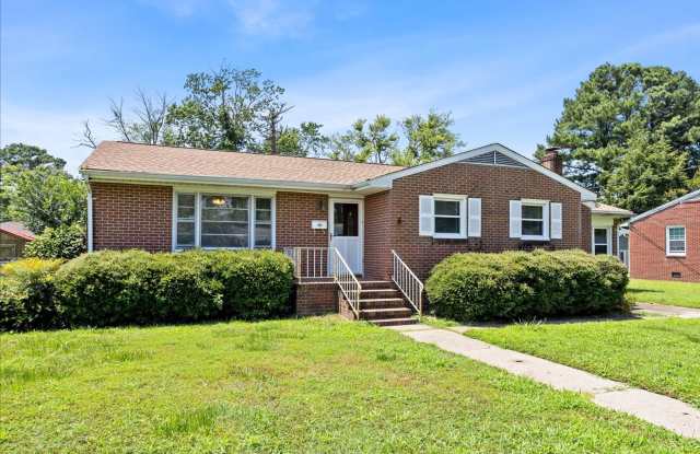 3BR/1.5BA Brick Ranch with Fireplace | Extra Storage | Hampton Near Shipyard & I-64 photos photos