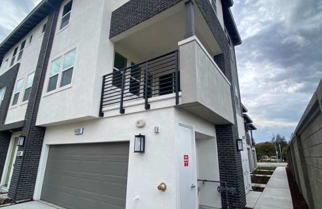 Boulevards End Unit Townhouse, 3 Bed / 2.5 Bath, Amenities, Close to 580 Gallery 3