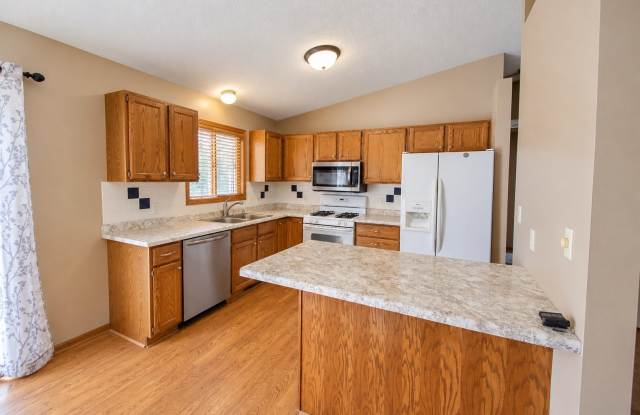 4 Beds + Finished Lower Level in Convenient NW Location Gallery 3