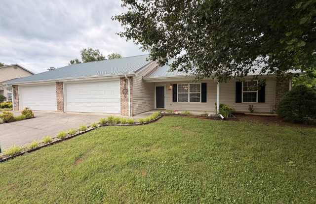 CHARMING KODAK BUNGALOW WITH ATTACHED 2-CAR GARAGE! photos photos