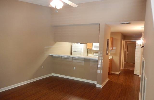 AWESOME 3/3 in Great Location, w/ Vaulted Ceilings, W/D, Large Bedrooms, & More! $1450/month Avail November 1st! Gallery 3