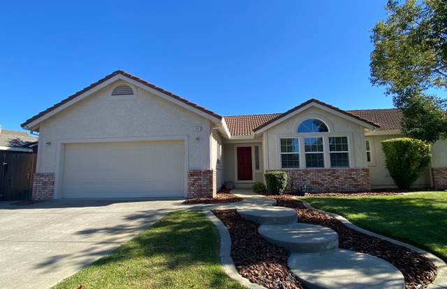 Vacaville 3bed/2bath home! Open floor plan in family room, dining room and kitchen! Large backyard with fruit trees! - 482 Aberdeen Way, Vacaville, CA 95687