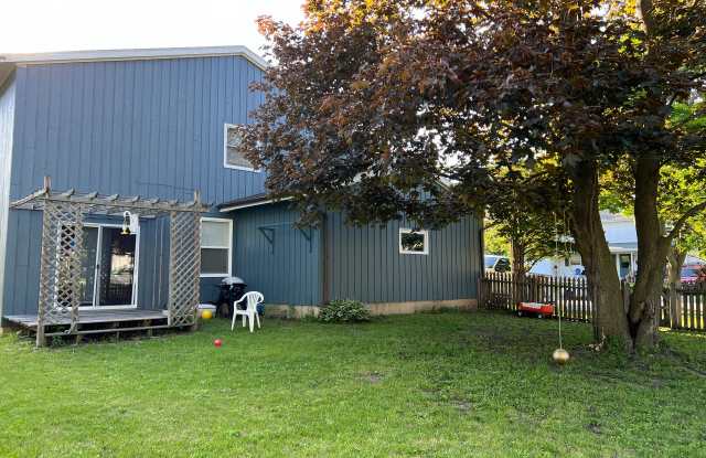 3 Bedroom home with garage, laundry and fenced yard! photos photos