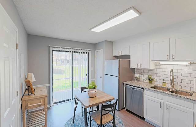 Lindsey Manor Apartments Gallery 2