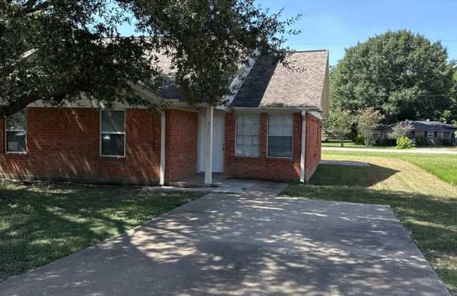 Newly refreshed spacious 2bedrooms,2 baths duplex in Eagle Lake, TX. Gallery 1