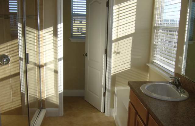 5 Bedroom, 3 bathroom in Windermere. Close to schools and shopping ... Gallery 4