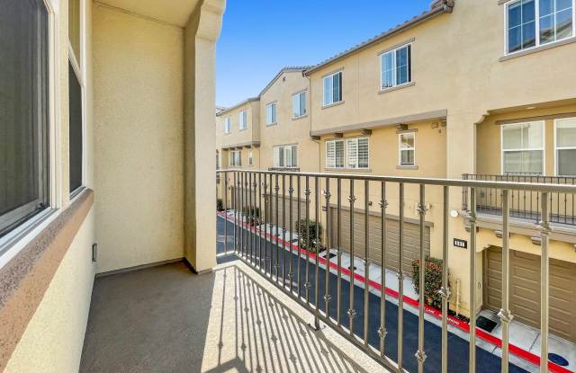 Modern Corner-Unit Townhome in the Heart of Sunnyvale - 565 Holthouse Terrace, Sunnyvale, CA 94087