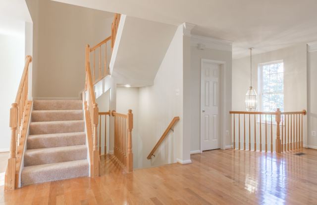 Gorgeous 3 Bed 2.5 Bath Brick Townhome with Deck + Patio In Beautiful South Riding Gallery 4
