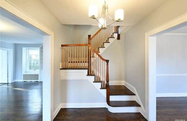 173 Manhasset Woods Road Gallery 3