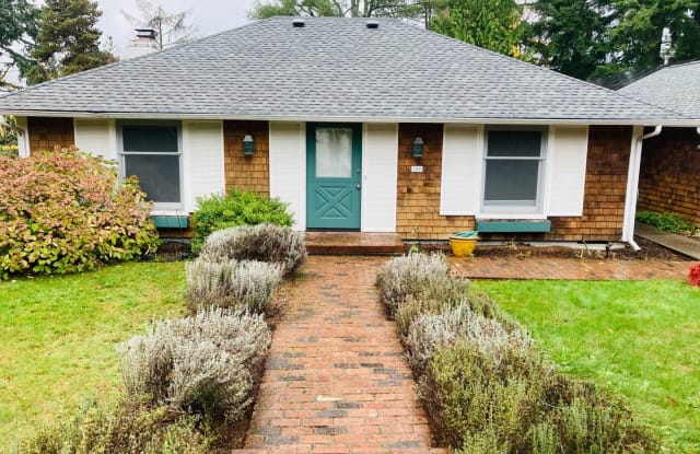 589 Grow Avenue NW - 589 Grow Ave NW, Bainbridge Island, WA 98110