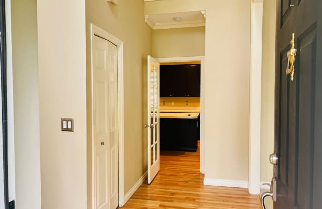 *$1500 off the first full month!* Beautiful 4 Bedroom Lake Oswego Home Located in Black Forest Estates Neighborhood - 4695 Black Forest Court, Lake Oswego, OR 97035