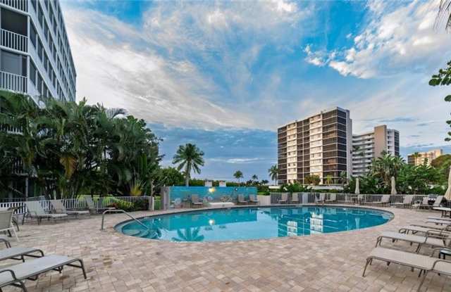 ** STUNNING BEACHSIDE TOWNHOUSE CONDO IN VANDERBILT TOWERS — NAPLES, FL **  LOOKING FOR A LONG-TERM TENANT ** Gallery 1