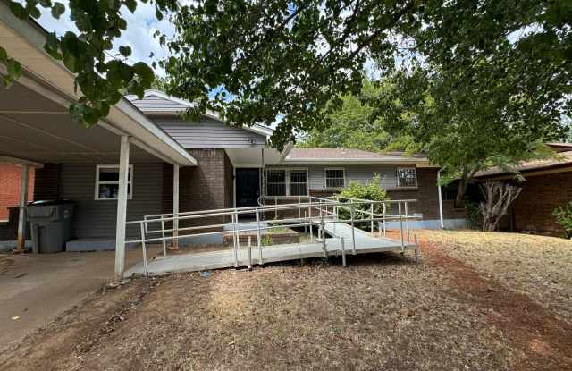 711 SW Ranch Oak- Hot new listing! Gallery 1