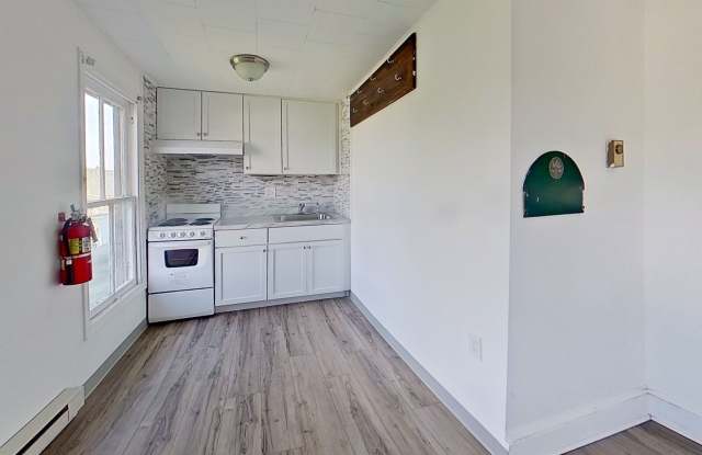 Spacious 2nd and 3rd Floor Apartment Gallery 4