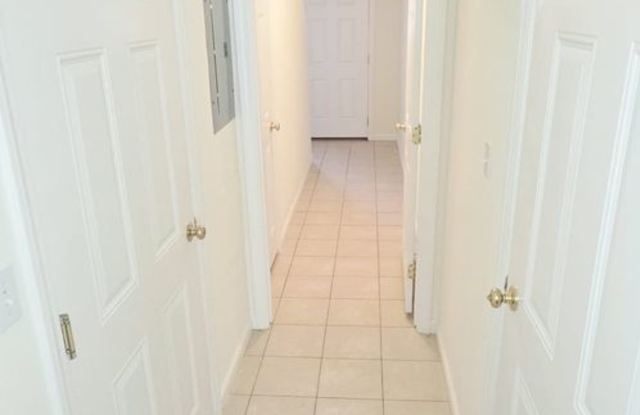 Spacious 2BR North End Townhouse w/ Garage & In-Unit Laundry Gallery 2
