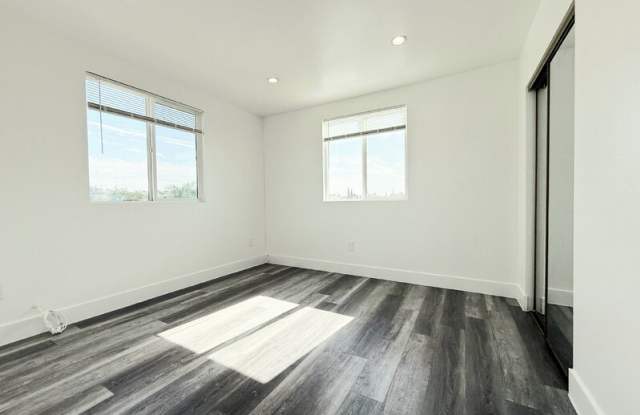 2855 1/2 Cincinnati Room 3 photos photos