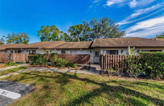 1725 PINE RIDGE WAY E photos photos