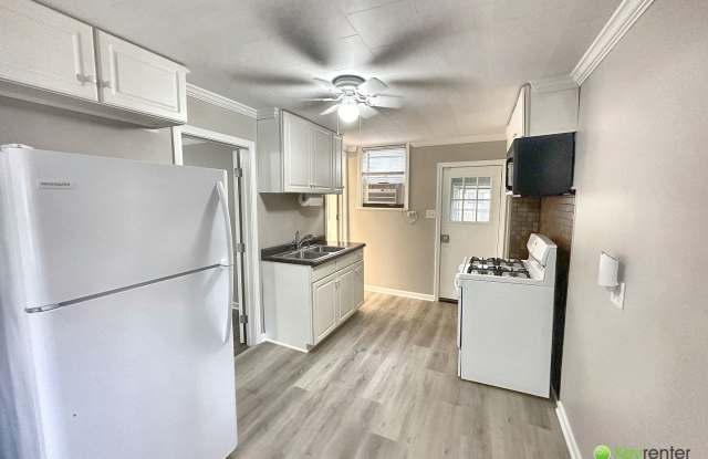 Private & Charming 2BR/1BA Coach House in Mount Greenwood! Gallery 3