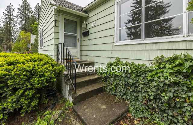 SPACIOUS 4-BEDROOM HOME WITH HUGE FENCED YARD – SPOKANE'S SOUTH HILL photos photos