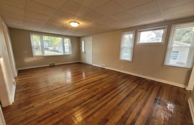 2 Bedroom, 1 Bathroom home with Garage! Gallery 3