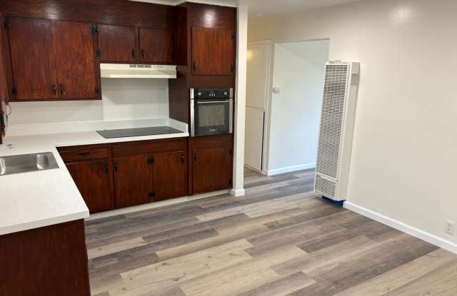 Recently Renovated 2BD/1BA Triplex Unit - Conveniently Located! photos photos