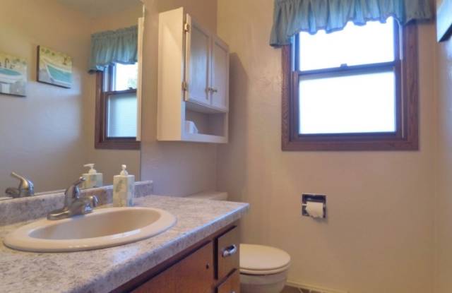 3 Bed, 1.5 Bath Duplex with 2-Stall Garage & Fenced Yard – Green Bay Gallery 1