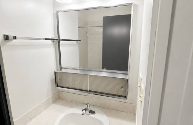 FREE FIRST MONTH! UPDATED 1BR + PRIVATE BALCONY NEAR GREEN LAKE – $1,325 Gallery 4
