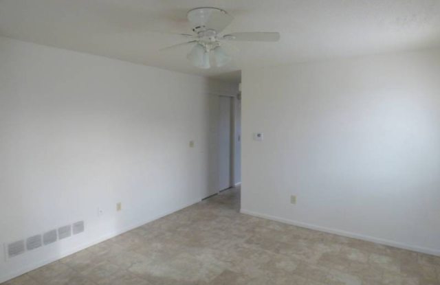 5527 Hoagland Ave. - Beautiful Two Bedroom Ranch Style House W/Central Air Gallery 4