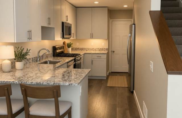 Like new, 3bd 3ba end unit town home for rent avail NOW Gallery 4