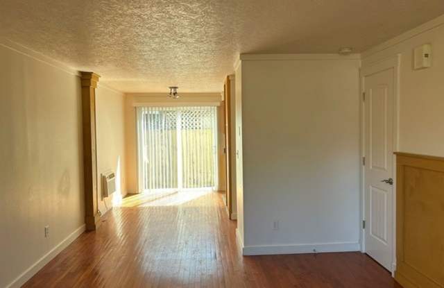 2Bd/1.5Ba Two Story Townhouse - Available to View! Gallery 4