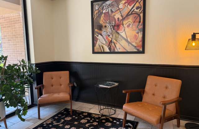 Lovely Lowry Hill 1 Bedroom Condo Gallery 3