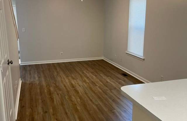 Updated 3 BR, 2 BA home with 1 Car Detached Garage, 911 E Madison St, Louisville, KY 40204 Gallery 4