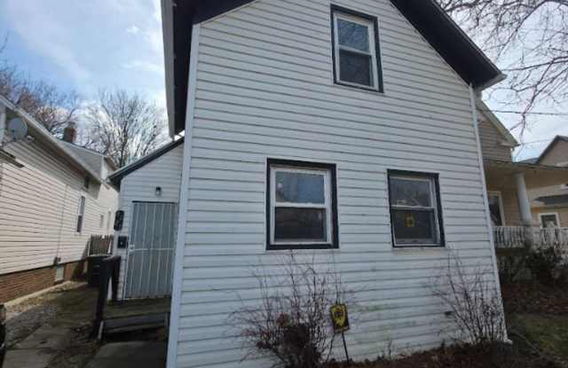 Multi Family Home 3 Bedroom and 1 Bath For Rent photos photos